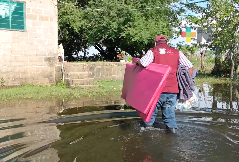 DIF Estatal entregó apoyos en comunidades de Isla y José Azueta, afectadas por lluvias