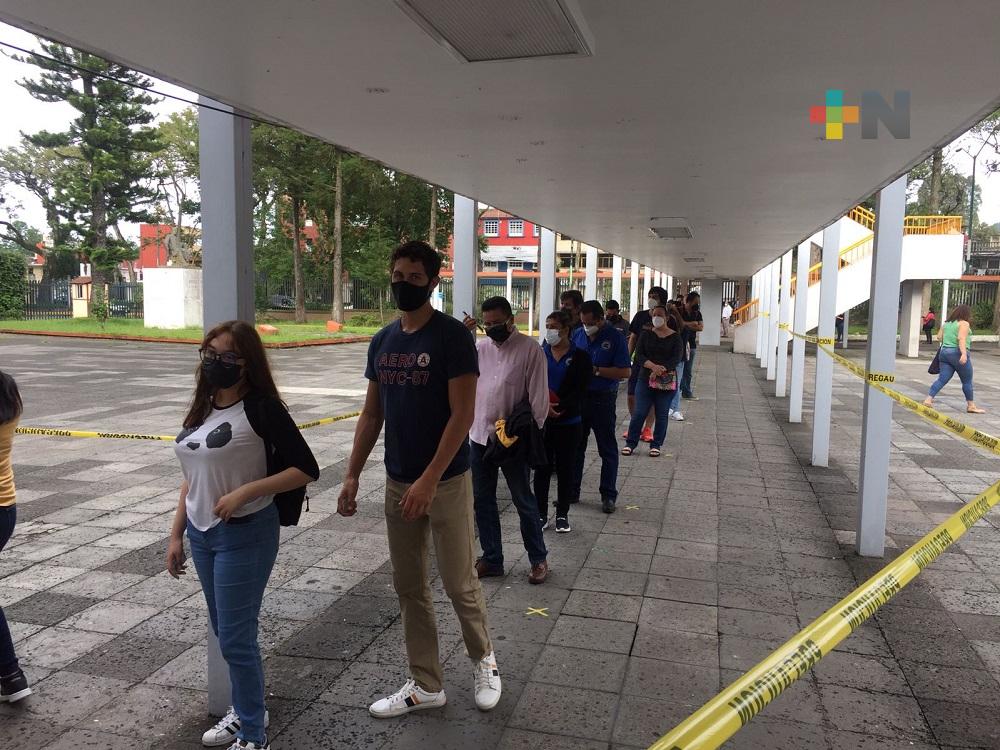 De última hora, llegaron más ciudadanos a votar en casilla ubicada en Escuela Normal Veracruzana