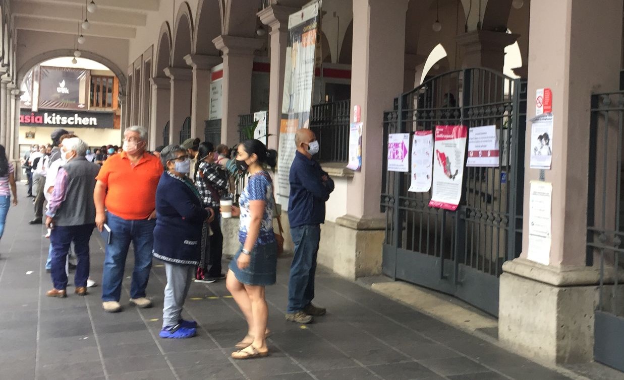 Desde las seis de la mañana, ciudadanos esperaron que abrieran casilla especial en palacio municipal de Xalapa