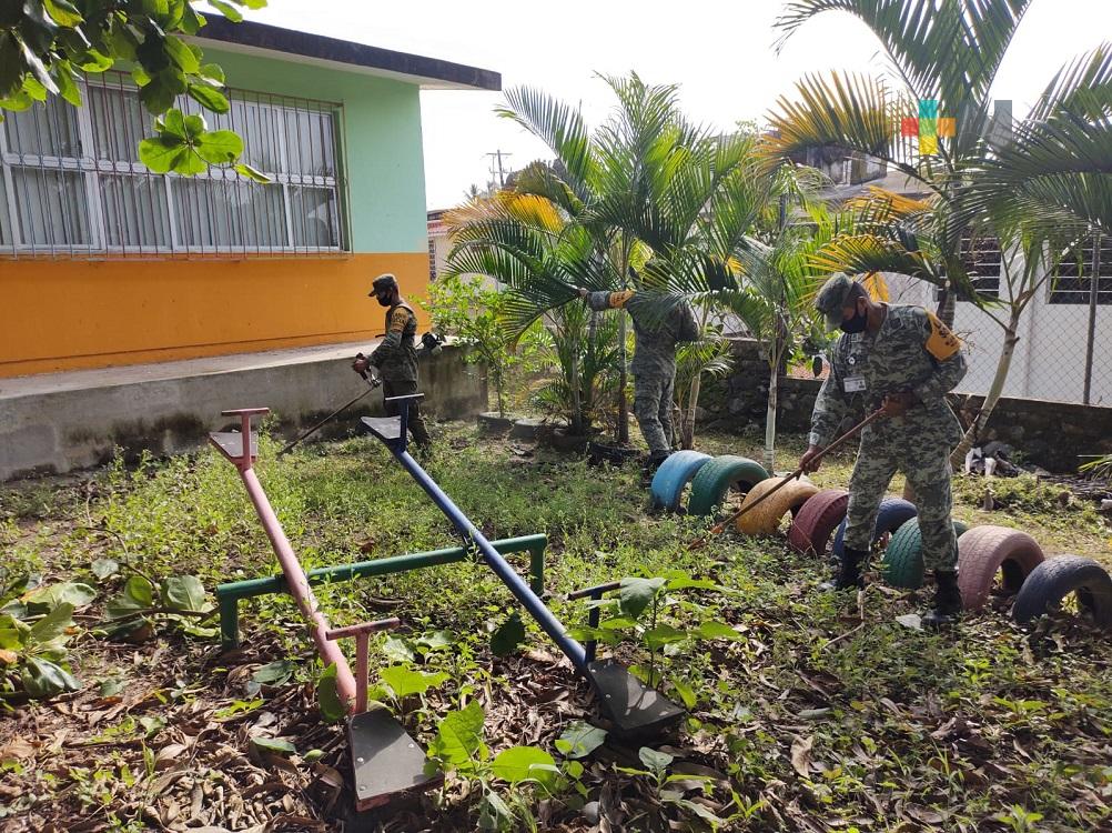 Elementos del Ejército realizan tarea social en escuela de Martínez de la Torre