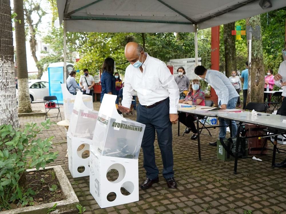 «Votar, la mejor manera de decidir por el país», afirmó Ricardo Ahued, al acudir a sufragar