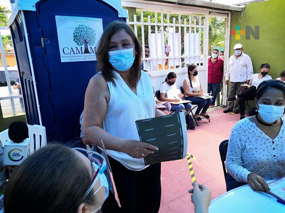 Rocío Nahle García acudió a votar en Coatzacoalcos,  invitó a la población  a ejercer su voto