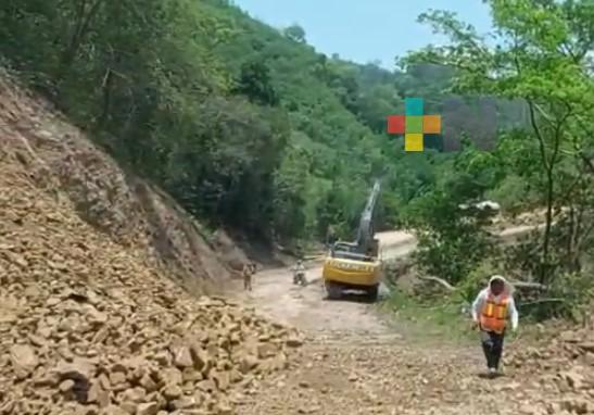 En Ilamatlán, continúa pavimentación de su carretera