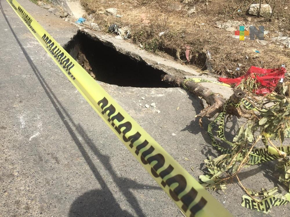 Autoridades estatales y municipales atienden socavón en carretera Xalapa-El Castillo