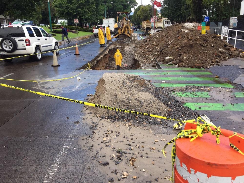 CMAS Xalapa realiza trabajos en socavón de avenida Ruiz Cortines