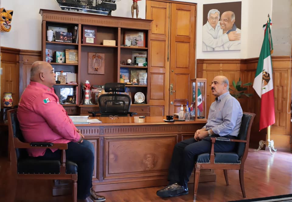 Después de su triunfo, Ricardo Ahued se reunió con el secretario de Gobierno, Eric Cisneros
