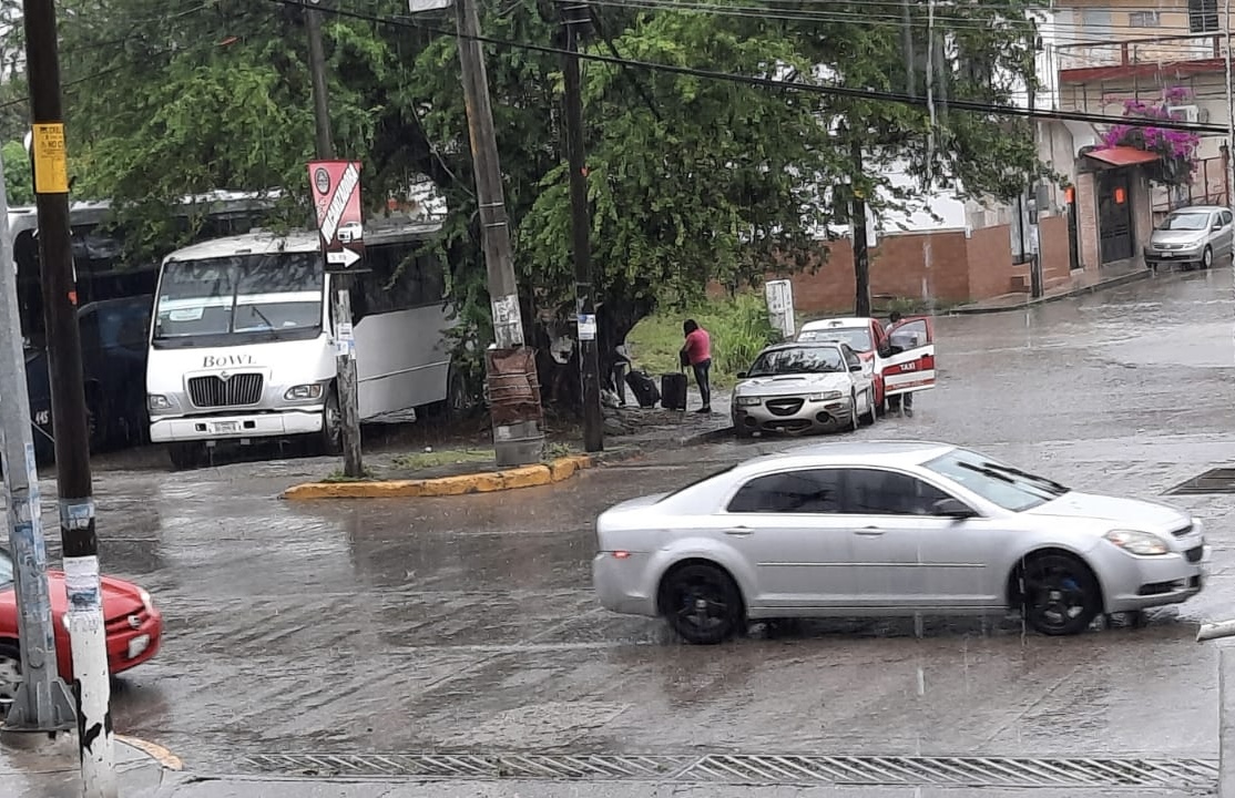Provoca intensa lluvia anegamientos y encharcamientos en Xalapa