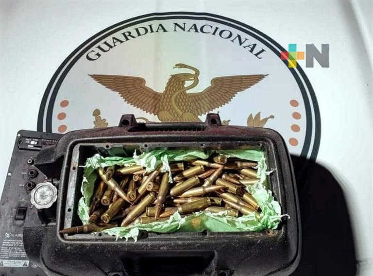 En el sur de Veracruz, la Guardia Nacional decomisó en un autobús cartuchos útiles para armas largas