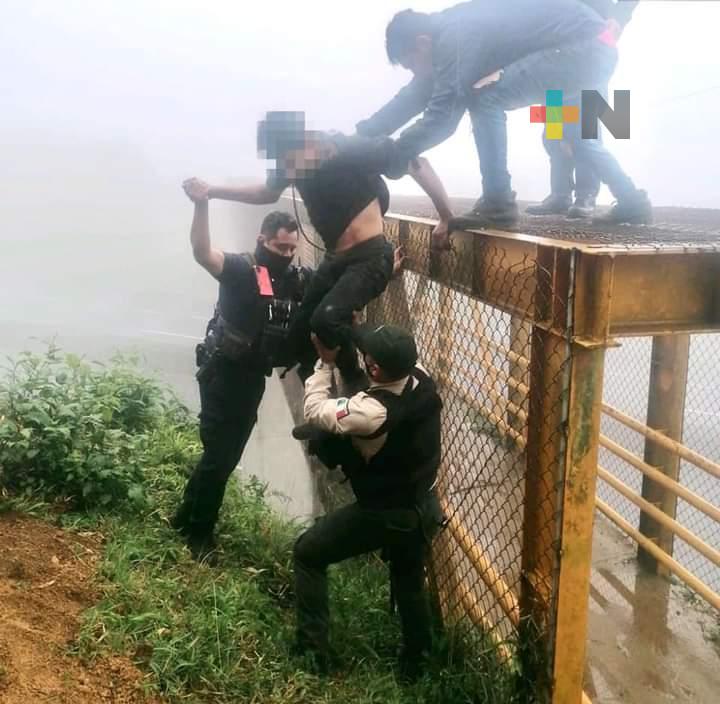 Policías Estatales evitaron que joven se arrojara de puente peatonal en Xalapa