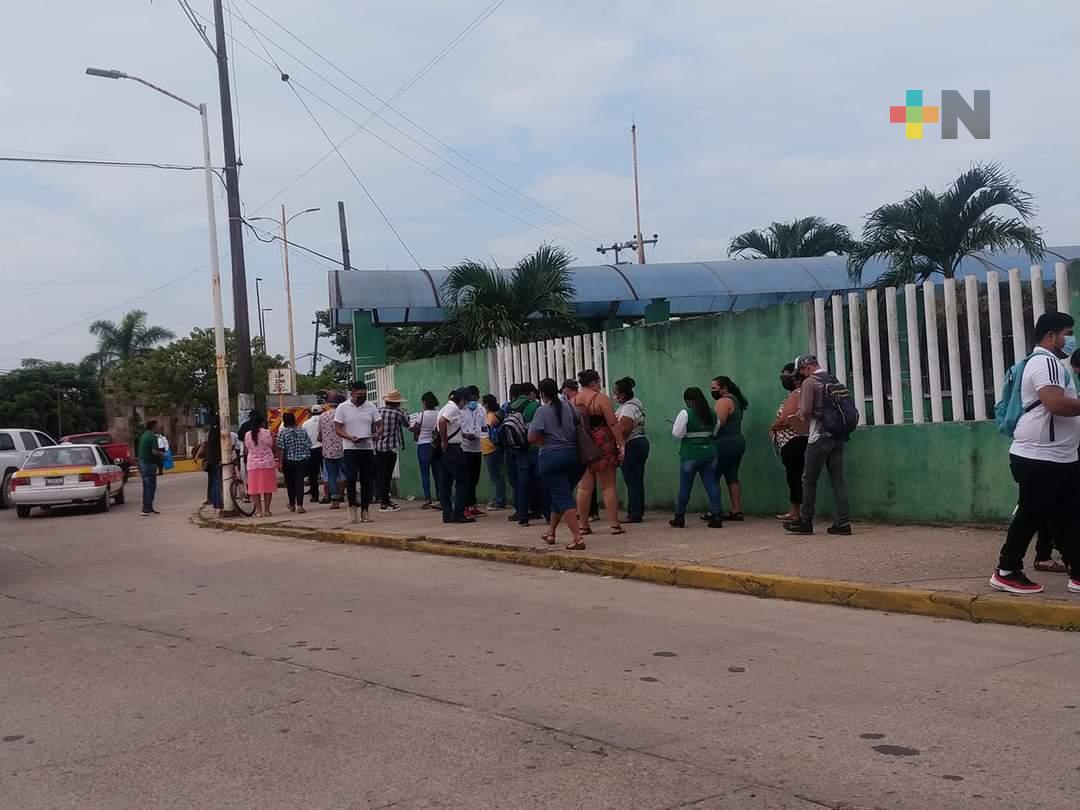Inicia vacunación contra COVID a personas de 40 a 49 años en Agua Dulce