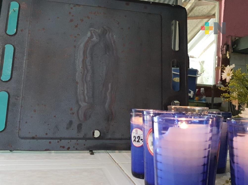 Imagen de la Virgen de Guadalupe apareció en comal de humilde vivienda de Coatzacoalcos