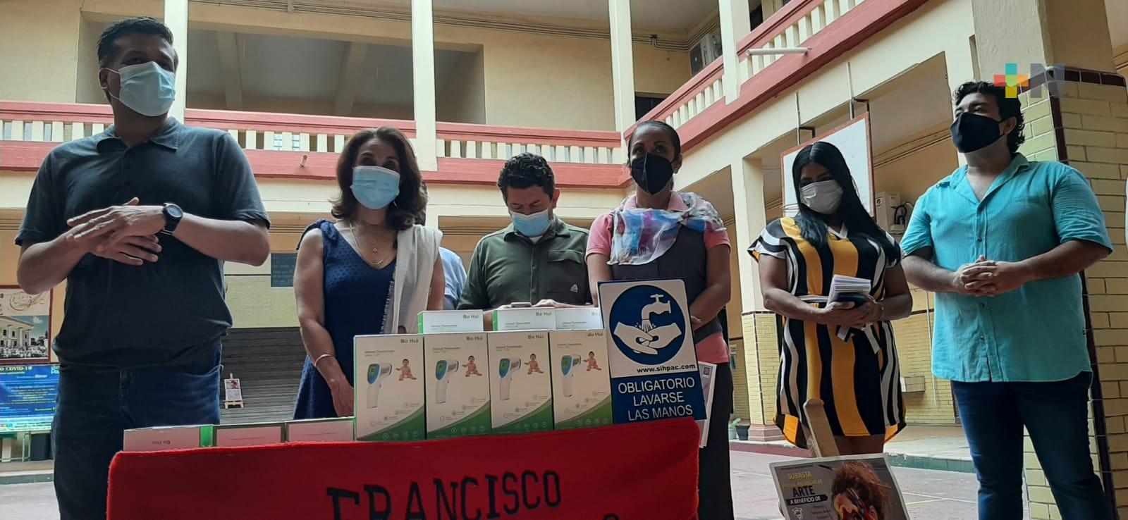 Movimiento Jarochotón  entrega termómetros e infrarrojos a escuela; invitan a seguir apoyándolos