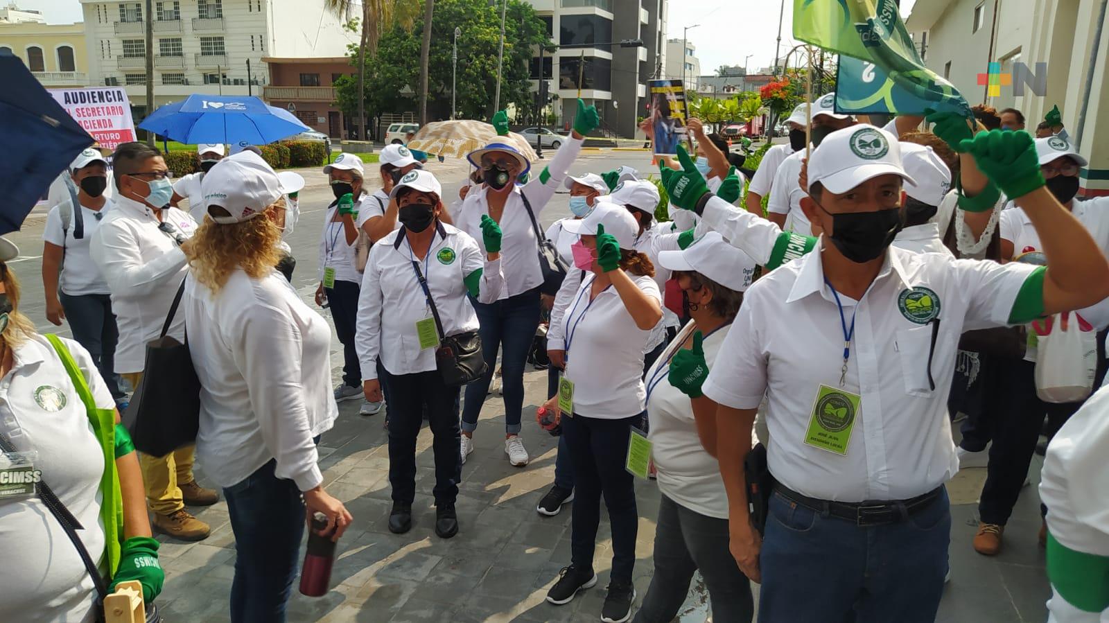 Jubilados del IMSS exigen devolución de sus ahorros de cesantía y vejez, en Veracruz