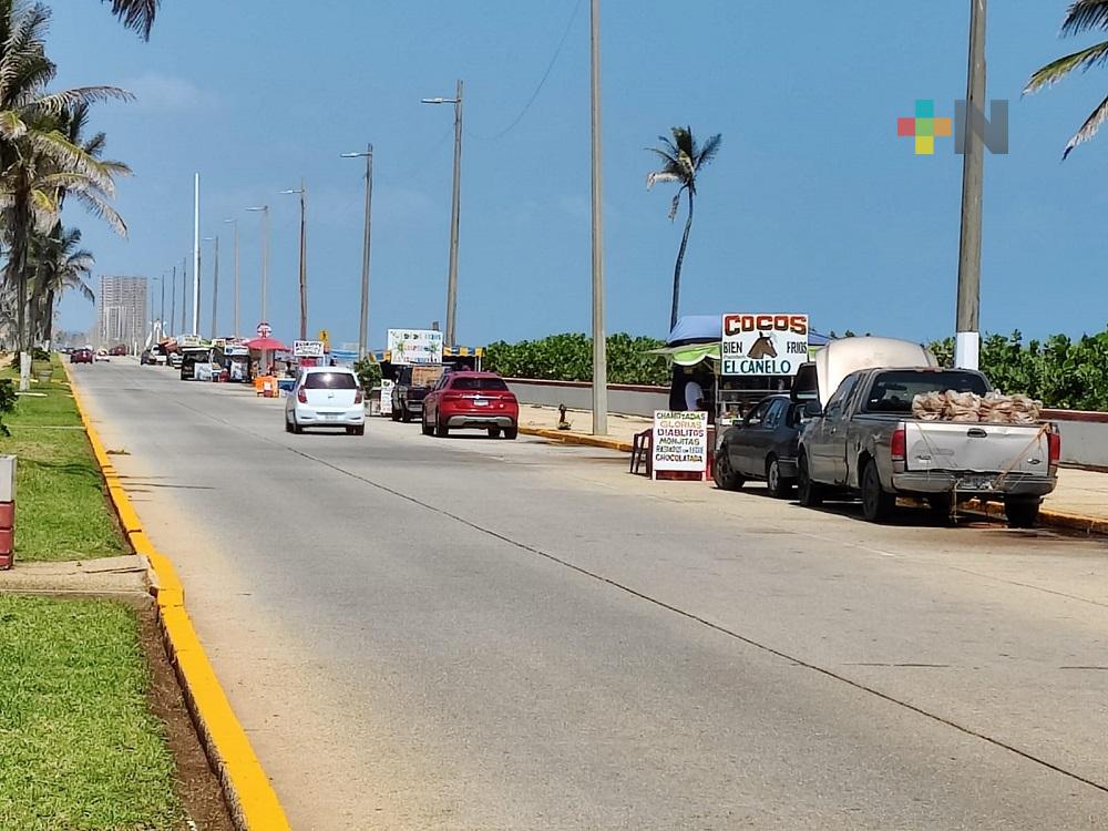 Para evitar aglomeraciones, realizaron reacomodo de vendedores de cocos en malecón de Coatzacoalcos