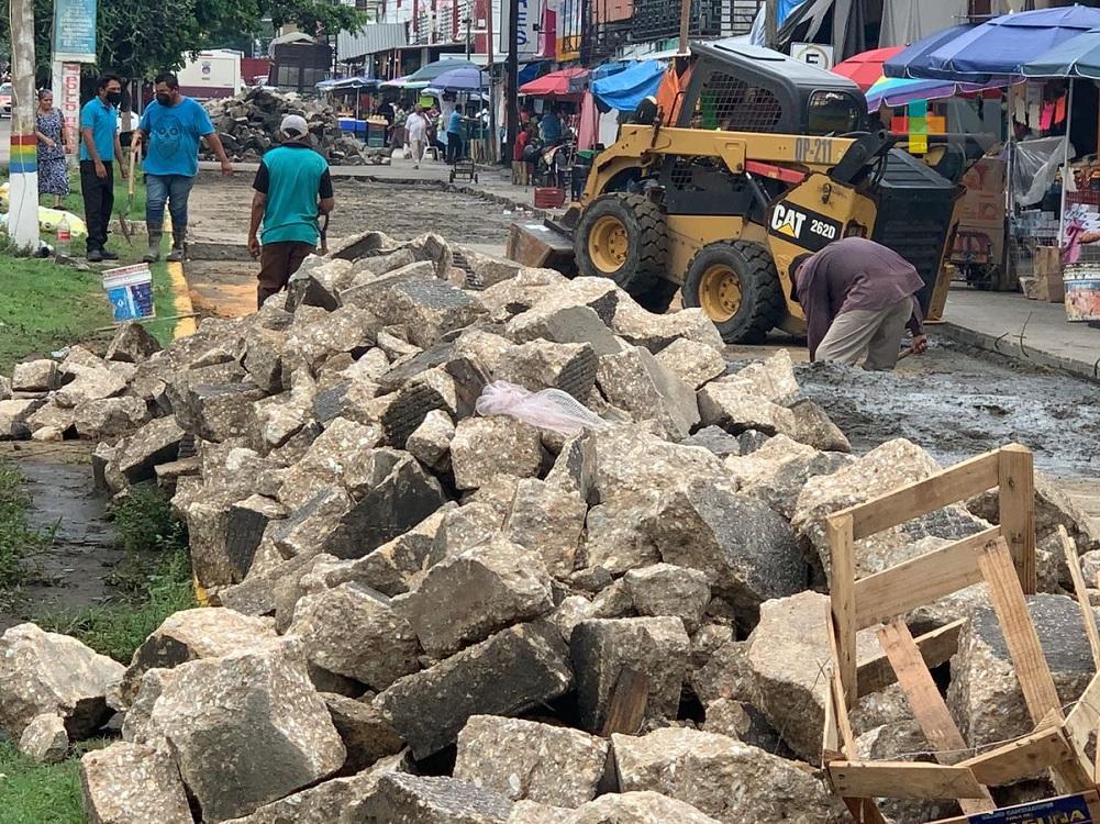 Pavimentación en avenida de Coatzacoalcos, provoca caos entre comerciantes y automovilistas