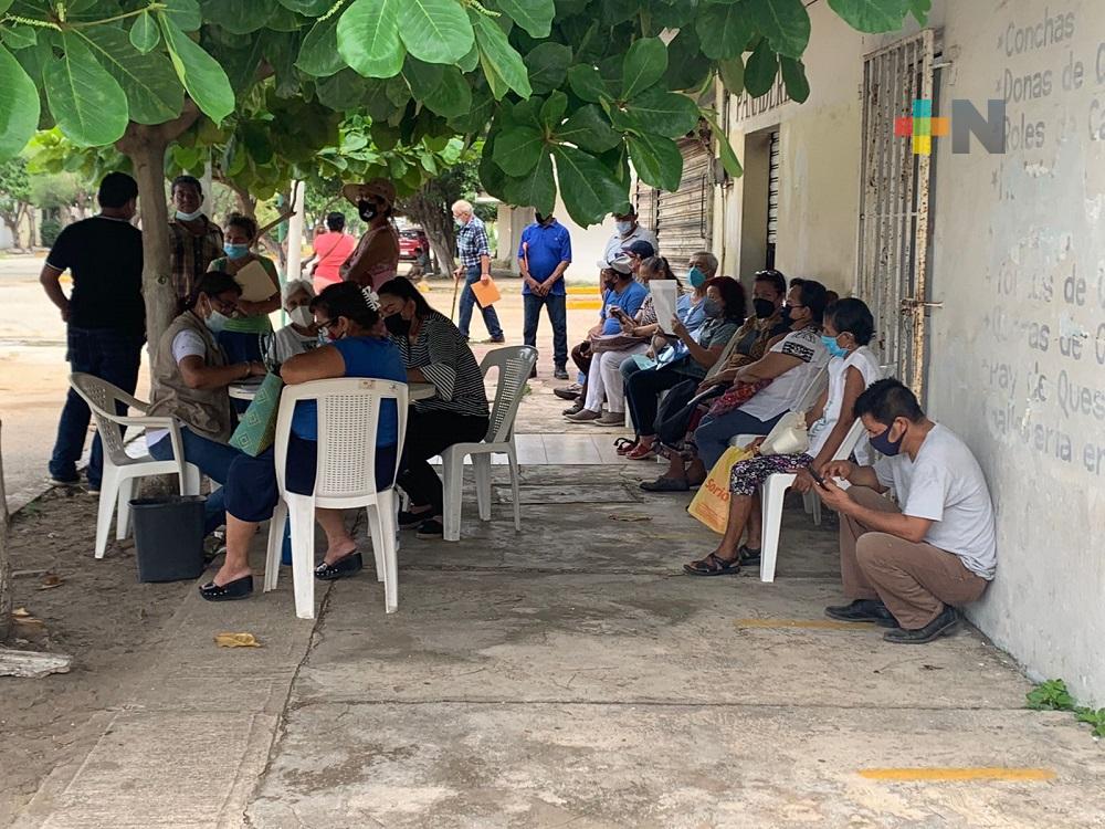 Personas de la tercera edad acuden a informarse sobre programa de pensiones en Coatzacoalcos