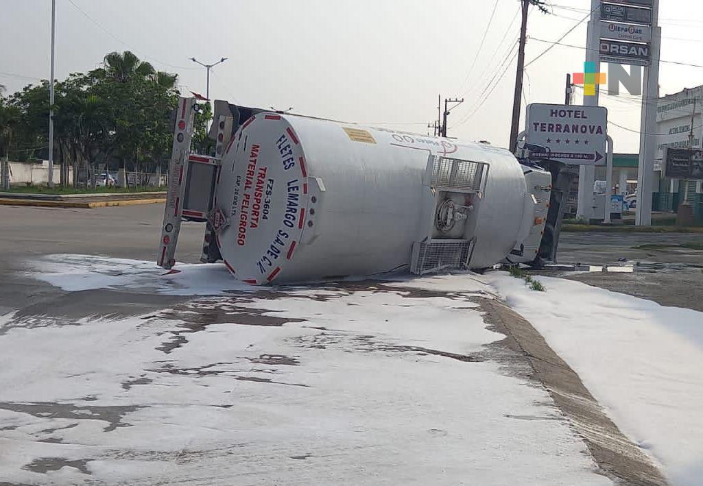 Pipa con 20 mil litros de gasolina volcó este domingo sobre la carretera Transístmica