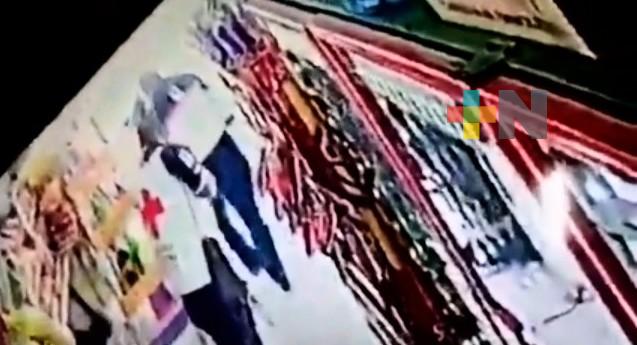 Suspende Cruz Roja a voluntarios que sustrajeron un banquito de madera en negocio de CDMX