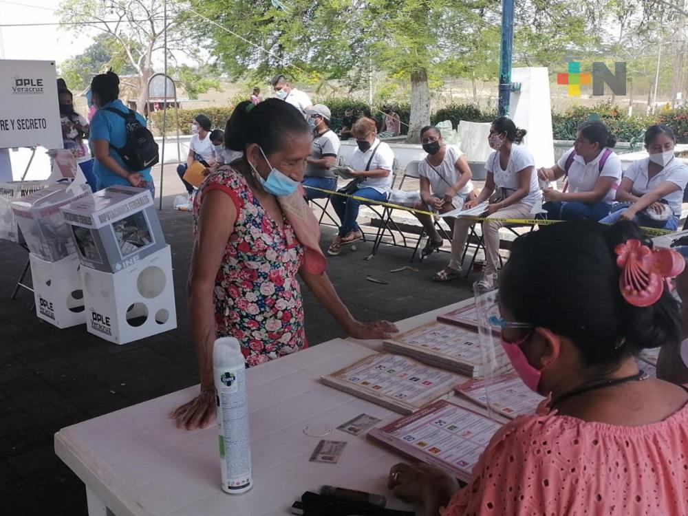 Seguros por haber recibido vacuna anticovid, decenas de adultos mayores salieron a votar en Oluta