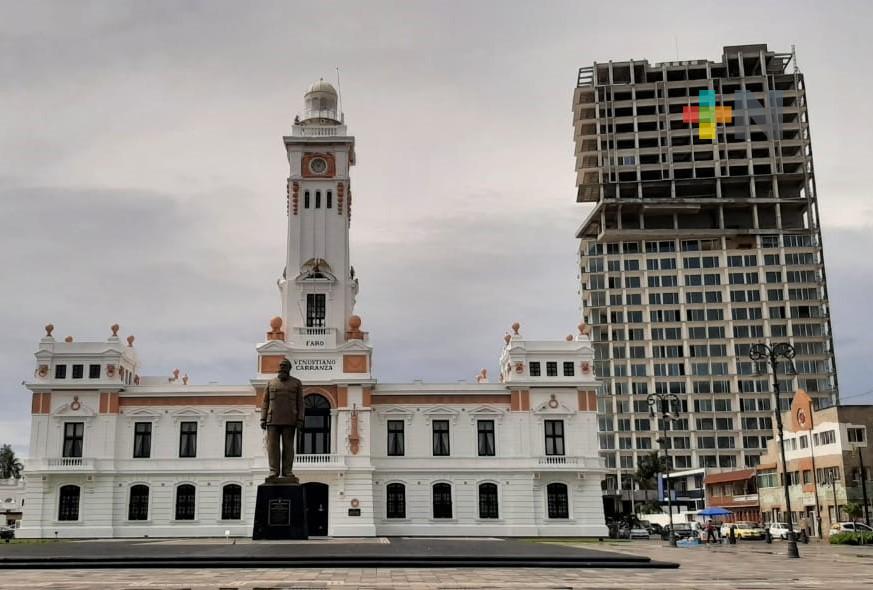 Criticó AMLO construcción de edificio en el Centro Histórico del Puerto de Veracruz