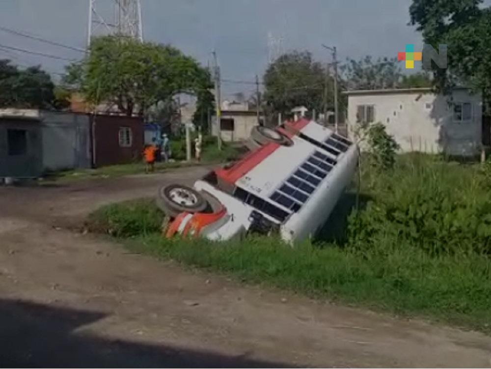 Volcadura de urbano en puerto de Veracruz, dejó saldo de cinco lesionados
