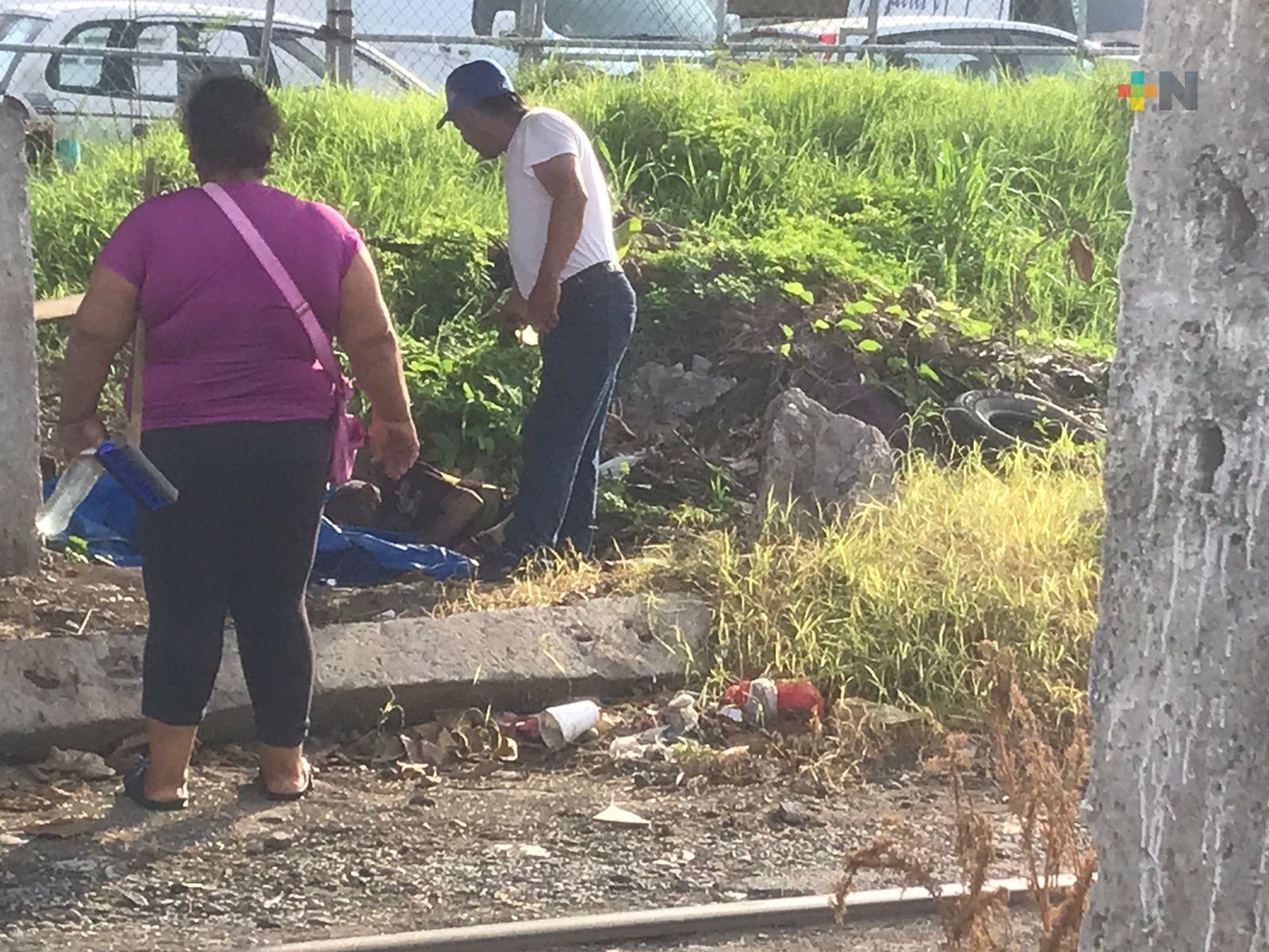 Encuentran a persona mayor abandonada en terreno baldío junto a vías del tren