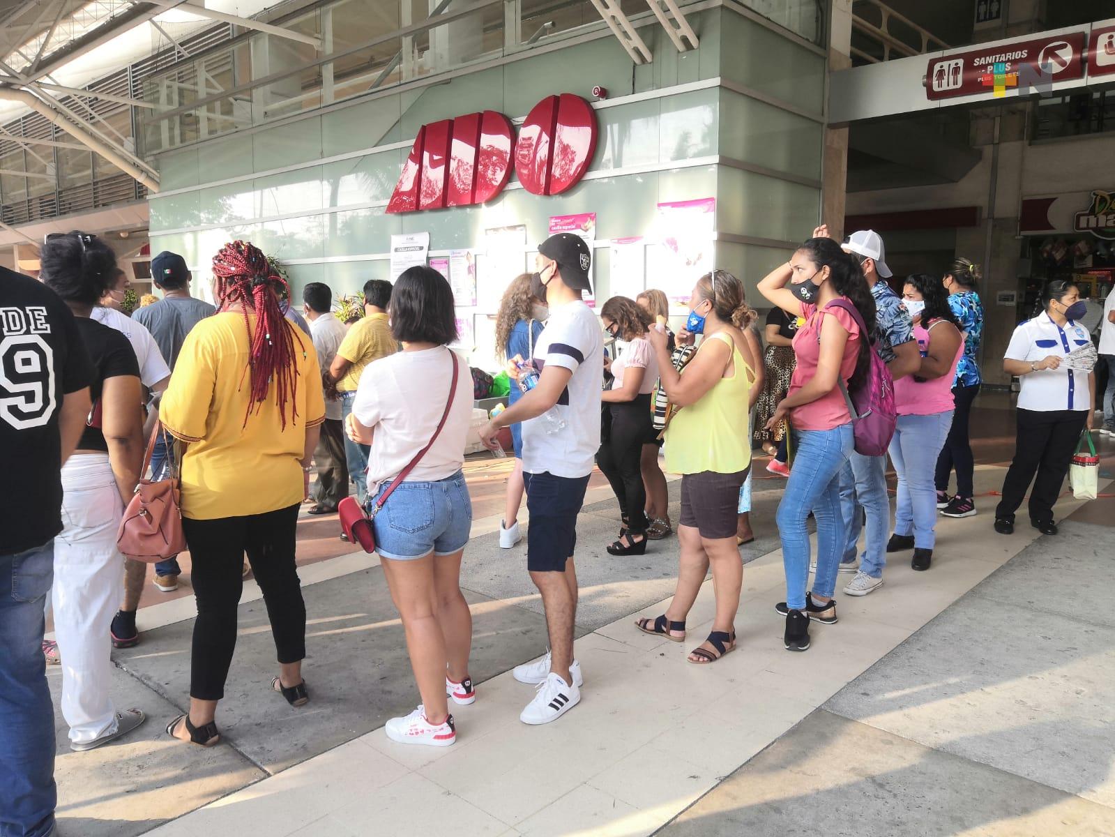 Personas inconformes por no poder votar en casilla especial en terminal de autobuses de Veracruz