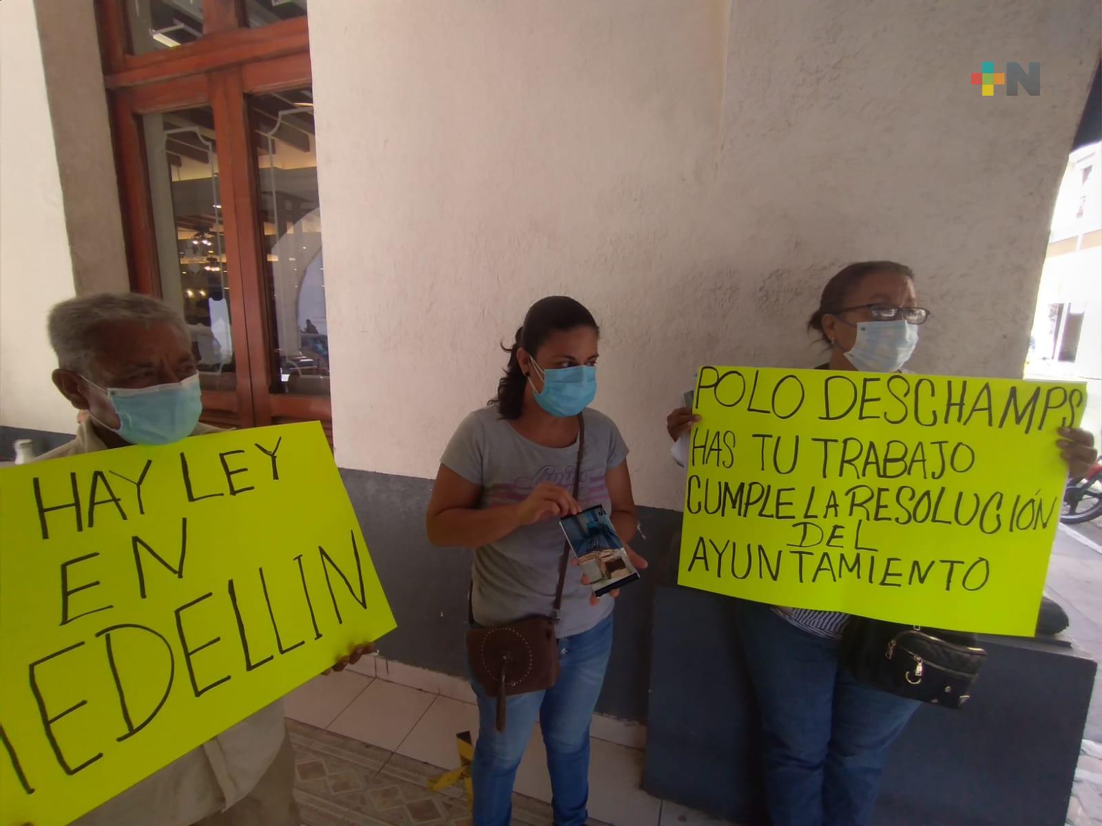 Afectada pide se detenga construcción que obstruye  entrada de su vivienda en Medellín