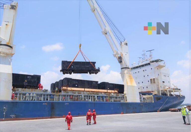 Llega maquinaria al puerto de Coatzacoalcos para construcción del Tren Maya