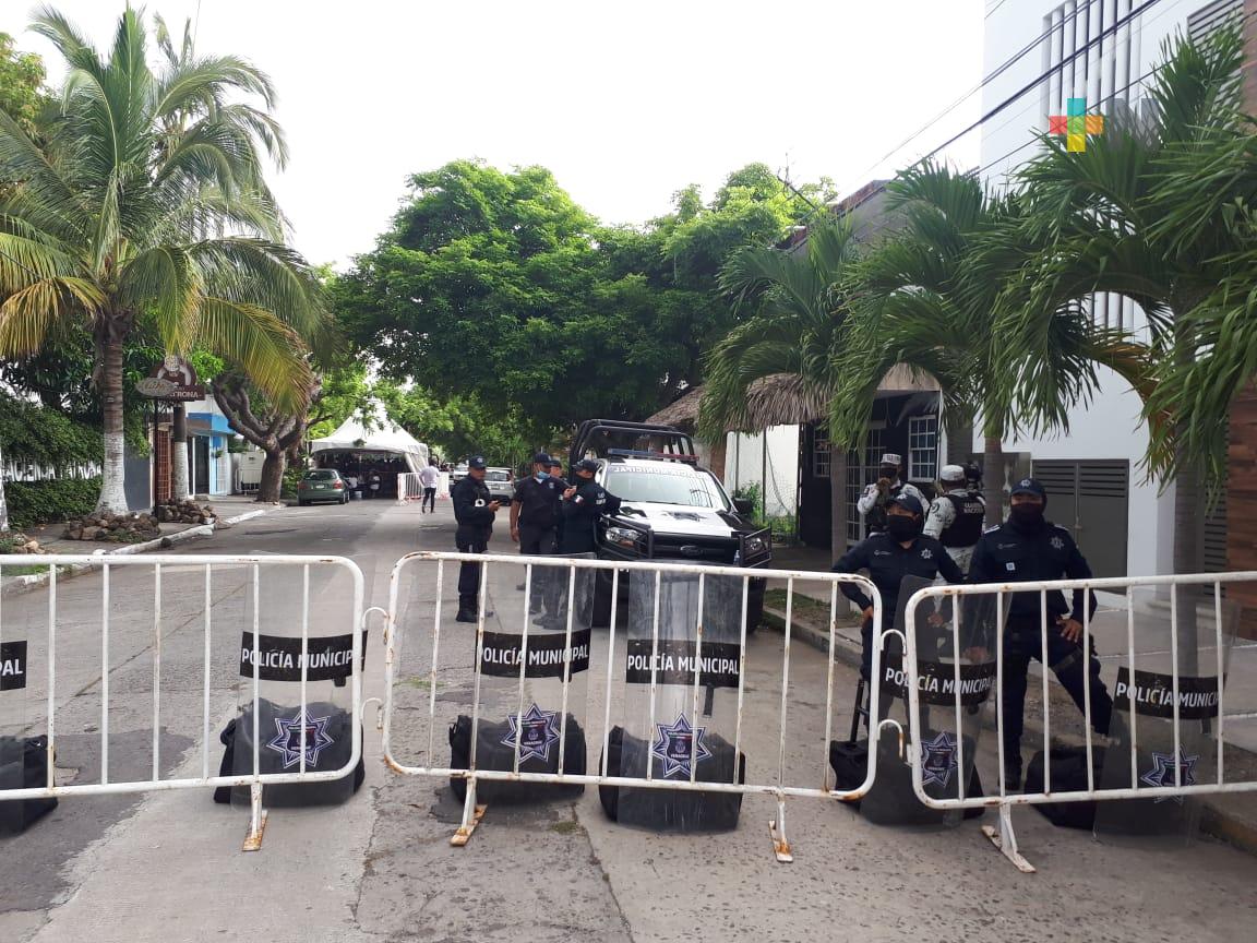 Ciudadanos mantienen guardia en OPLE del municipio de Veracruz mientras se realiza conteo de votos