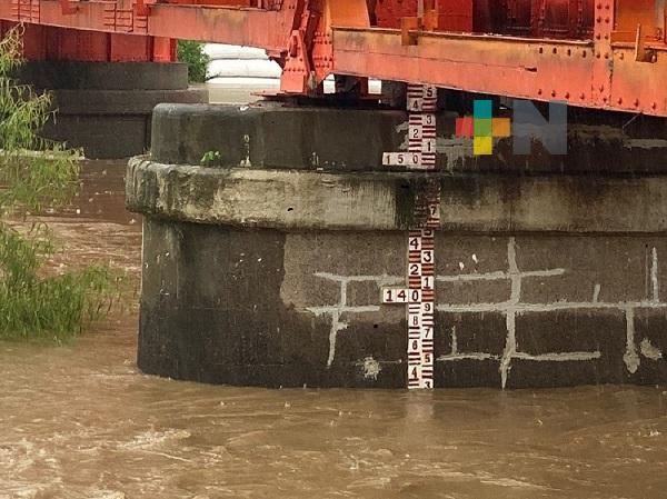 Aumenta nivel del río Tesechoacán; alistan albergues