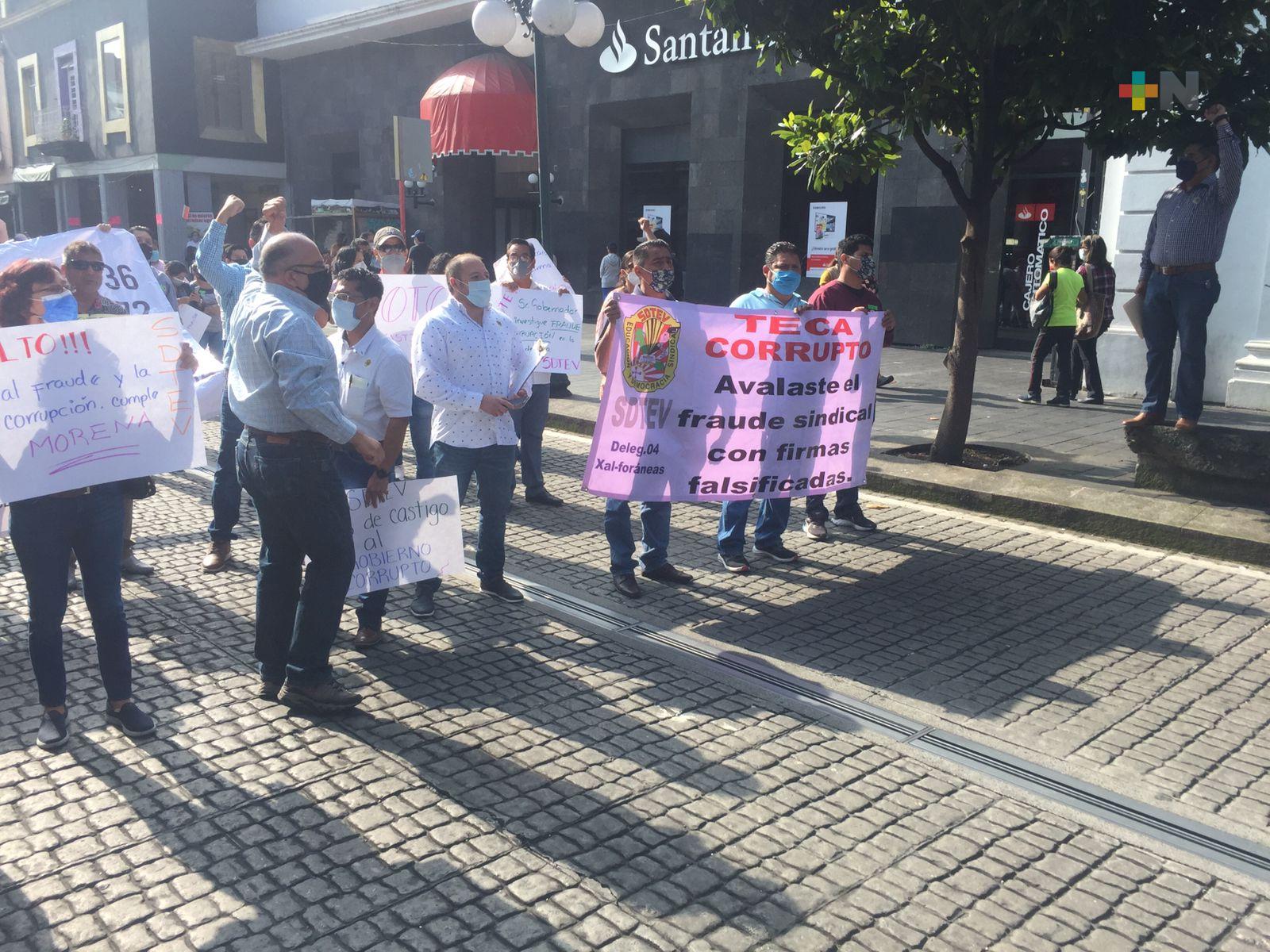 Sindicato de maestros protesta por presunta falsificación de firmas en pasada toma de nota