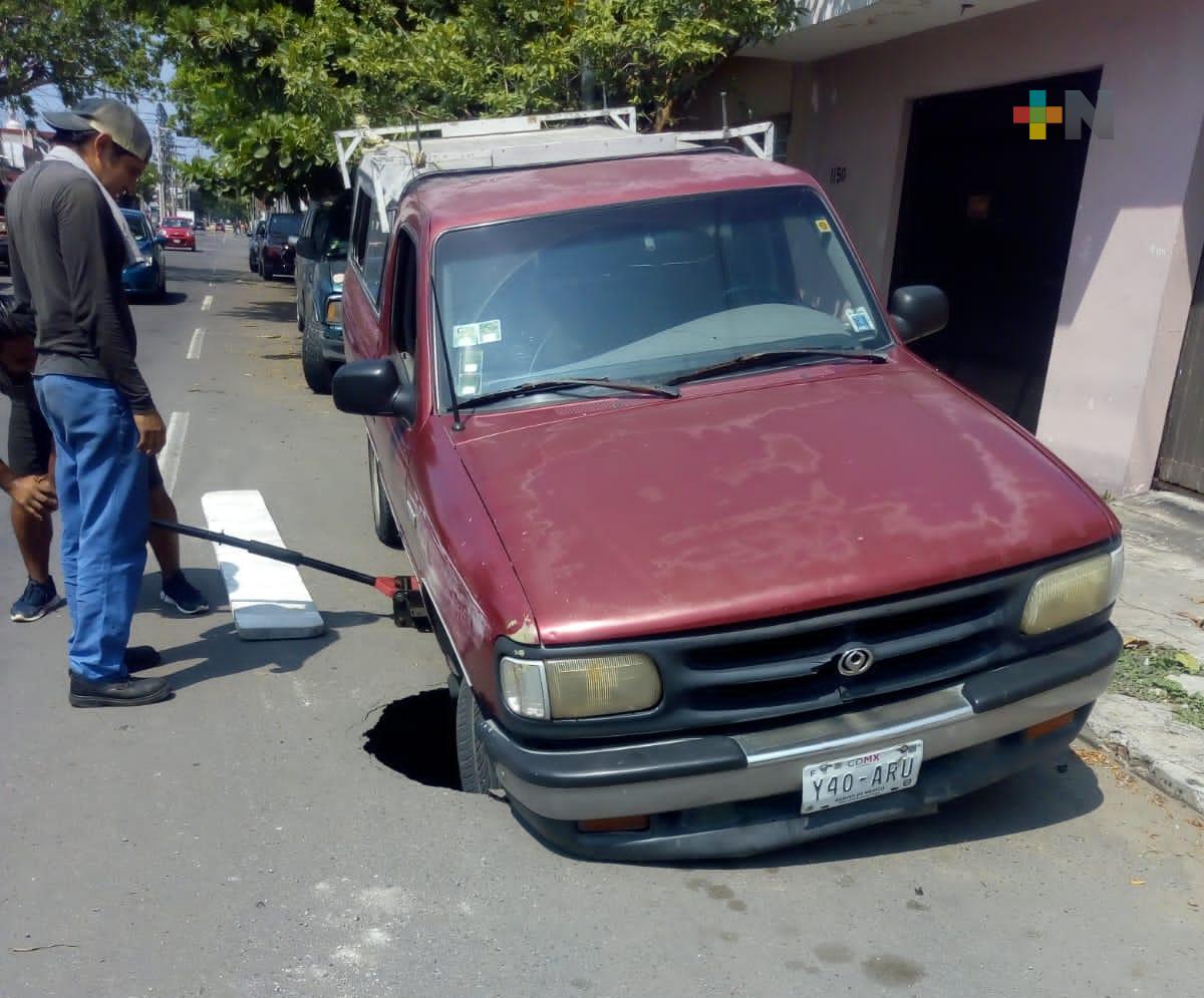Denuncian socavón en calle Juárez del puerto de Veracruz
