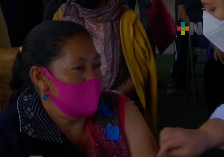 Adultos de 50 a 59 años continúan recibiendo vacuna anticovid en Banderilla