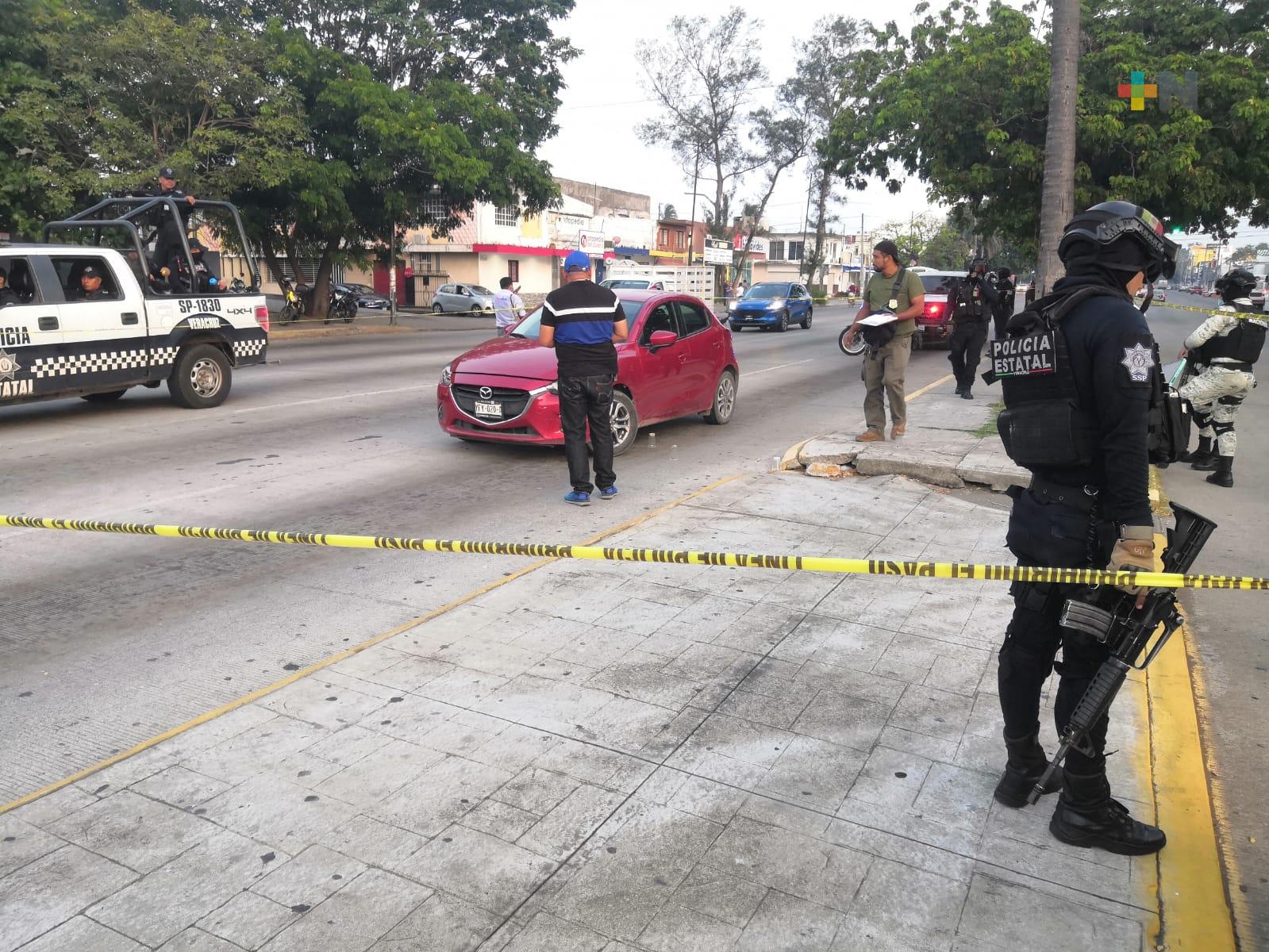 Abandonan vehículo en avenida Díaz Mirón de Veracruz; encuentran casquillos