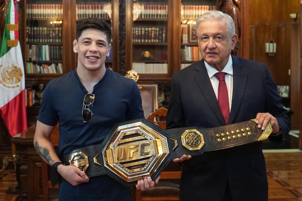 Presidente recibe visita de campeón mexicano en UFC, Brandon Moreno