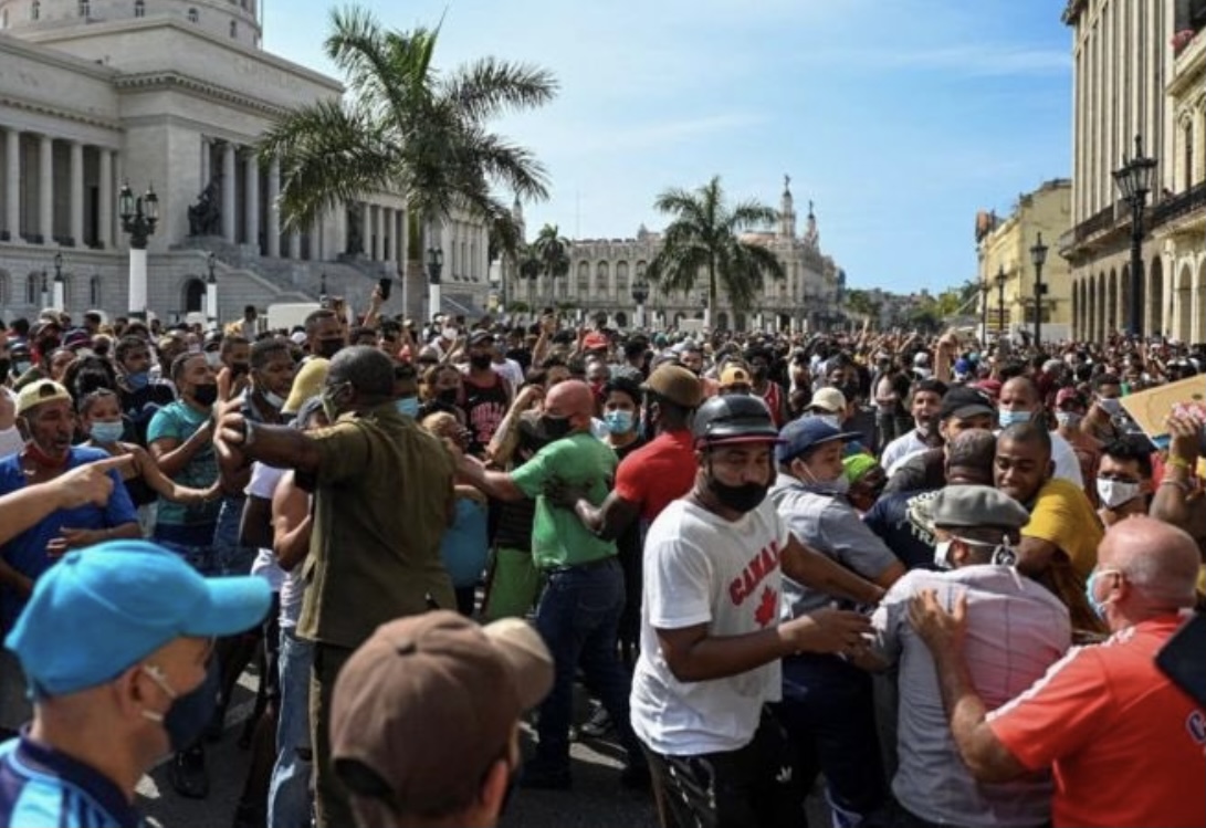 El pueblo cubano protesta contra su gobierno: «abajo la dictadura» y «libertad», grita
