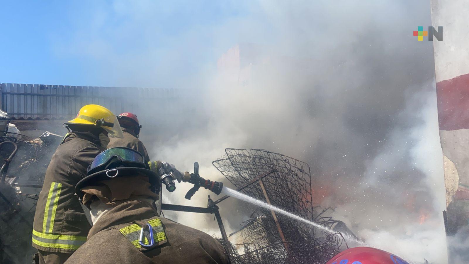 Protección Civil y Bomberos controlaron incendio en chatarrera de Coatzacoalcos