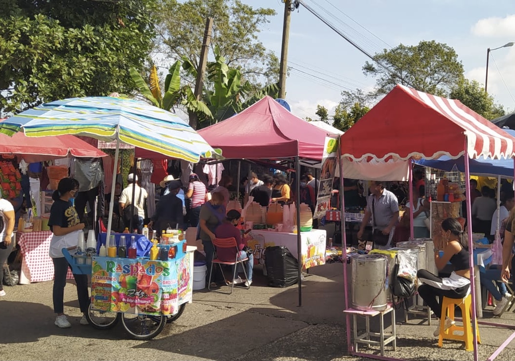 Tianguistas de Xalapa invitan a los ciudadanos a acudir a comprar; cuentan con medidas sanitarias