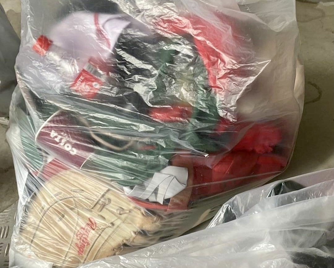 Selección de softbol femenil de México, tiró sus uniformes oficiales a la basura