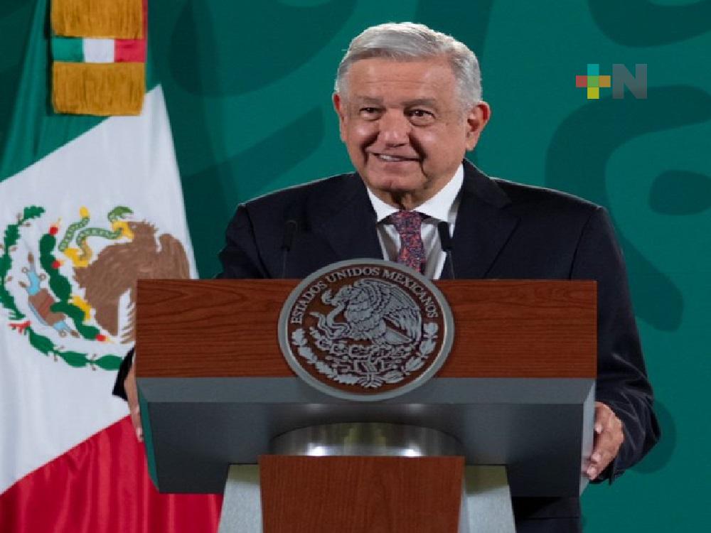 Presentó AMLO su libro «A la mitad del Camino»