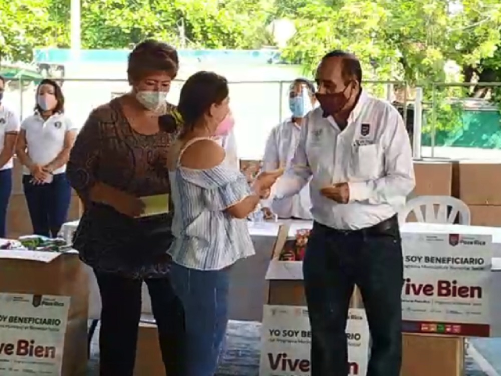 Ayuntamiento de Poza Rica entregó becas a estudiantes de escasos recursos económicos