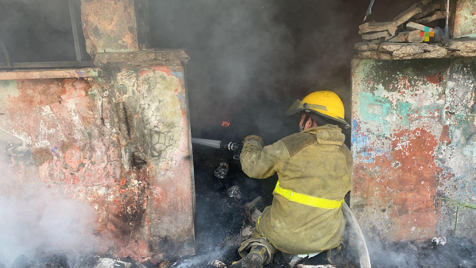 Se incendió local abandonado en Coatzacoalcos, era usado como basurero