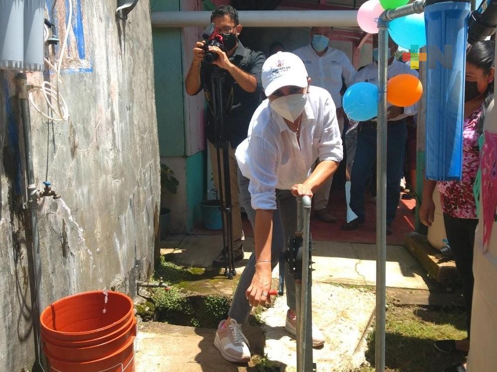 CAEV y Ayuntamiento de Ixhuatlán del Café entregaron sistemas de captación de agua de lluvia