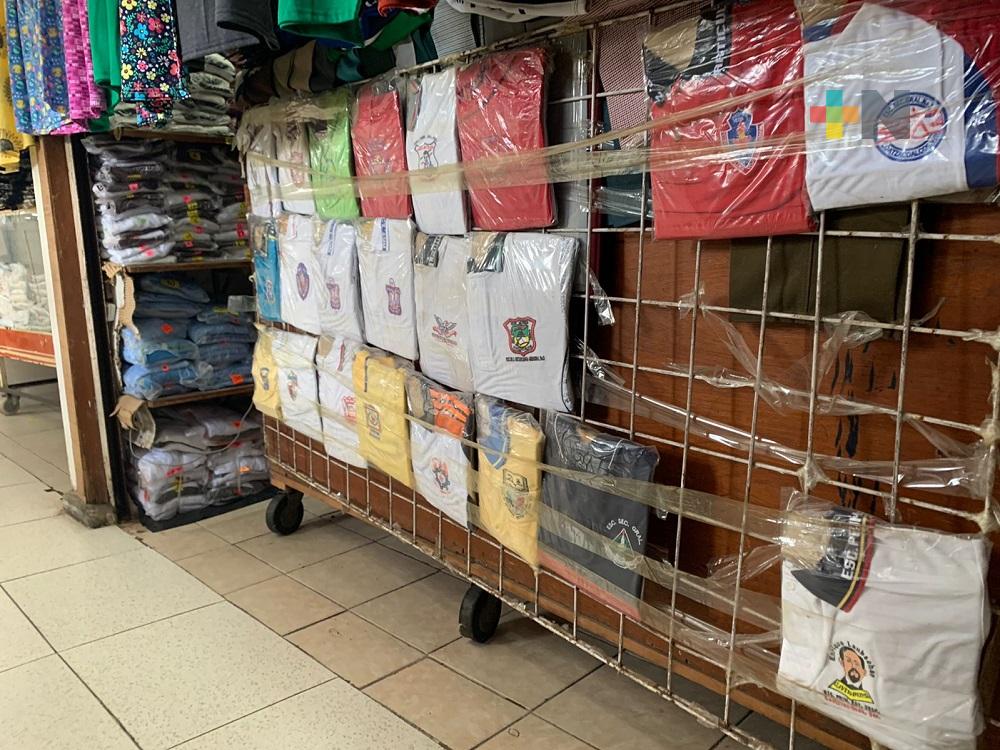 Comerciantes de uniformes escolares de Coatzacoalcos comienzan a tener ligero repunte en ventas
