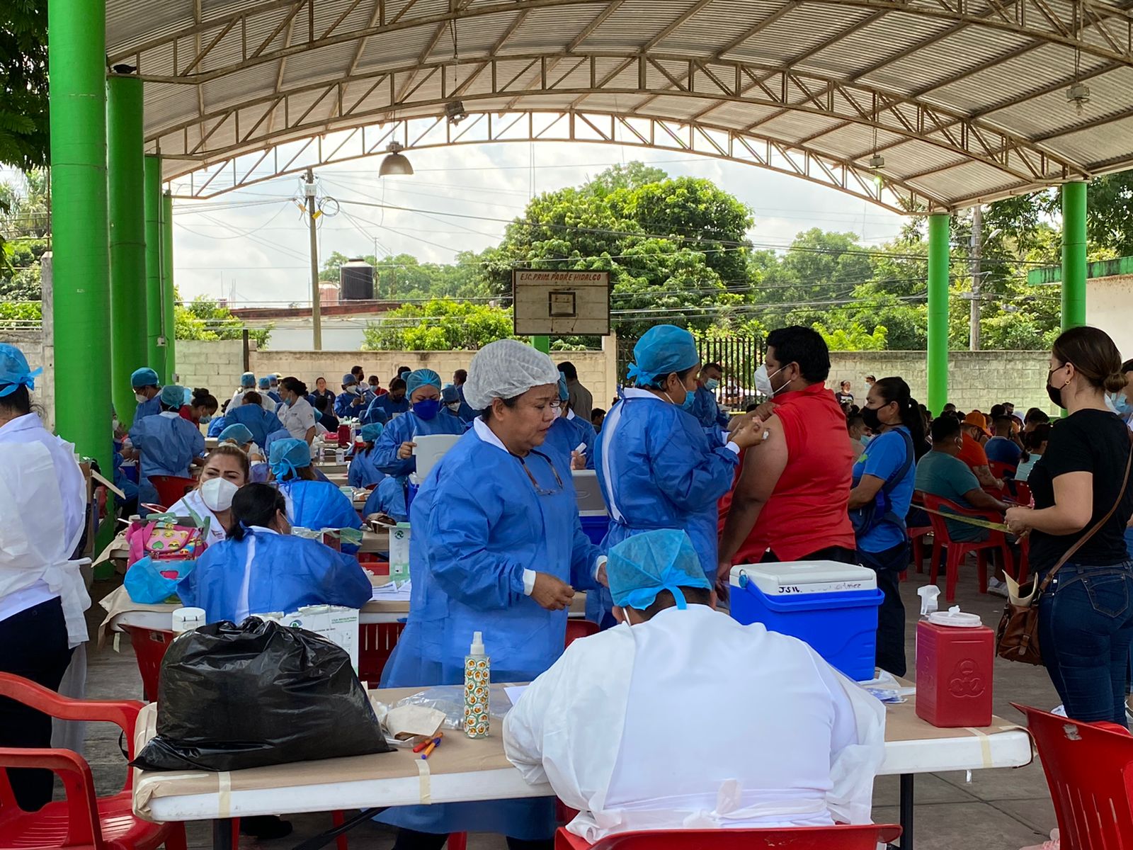 En Martínez de la Torre, personas de treinta años reciben la vacuna contra el COVID-19