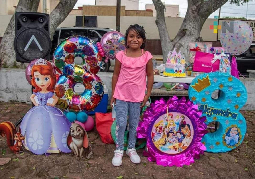 Ciudadanos y comerciantes festejan primer cumpleaños de hija de limpiaparabrisas, en Coatzacoalcos