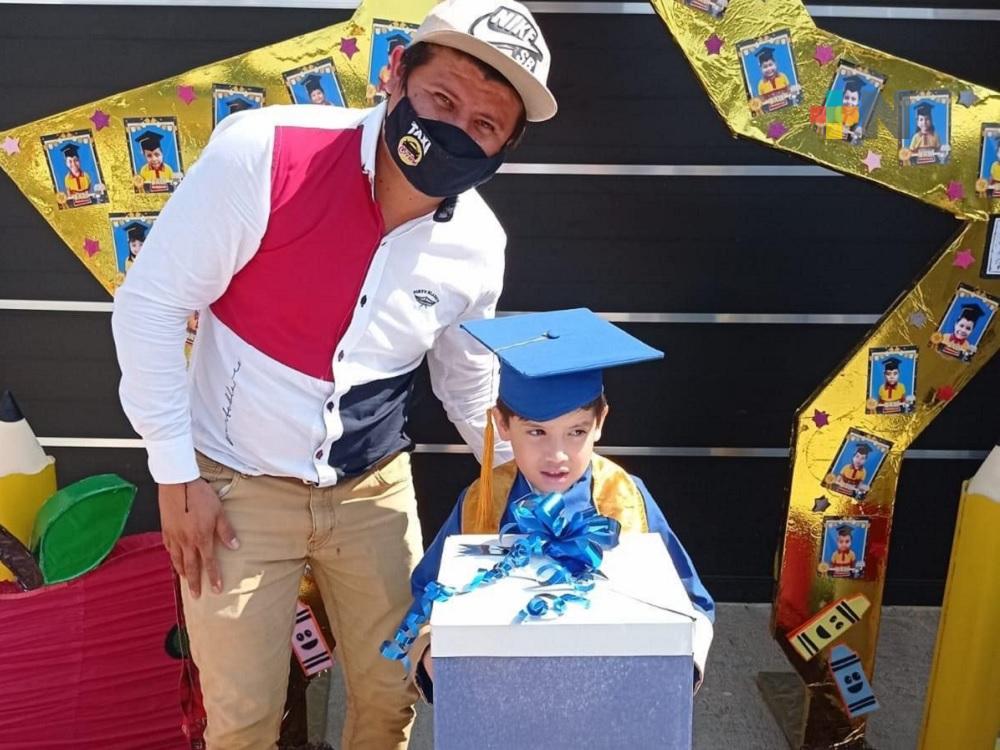 En Coatzacoalcos, grupo de automovilistas celebró con caravana primera graduación de niño que no tenía auto