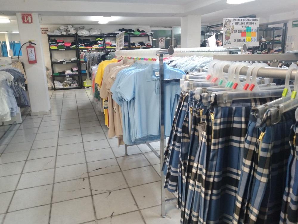 En Veracruz puerto, tiendas de uniformes se preparan para regreso a clases presenciales
