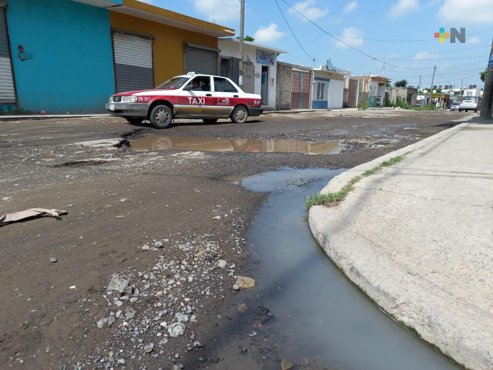 Piden al Ayuntamiento arreglar calle de entrada al fraccionamiento Albatros de Veracruz